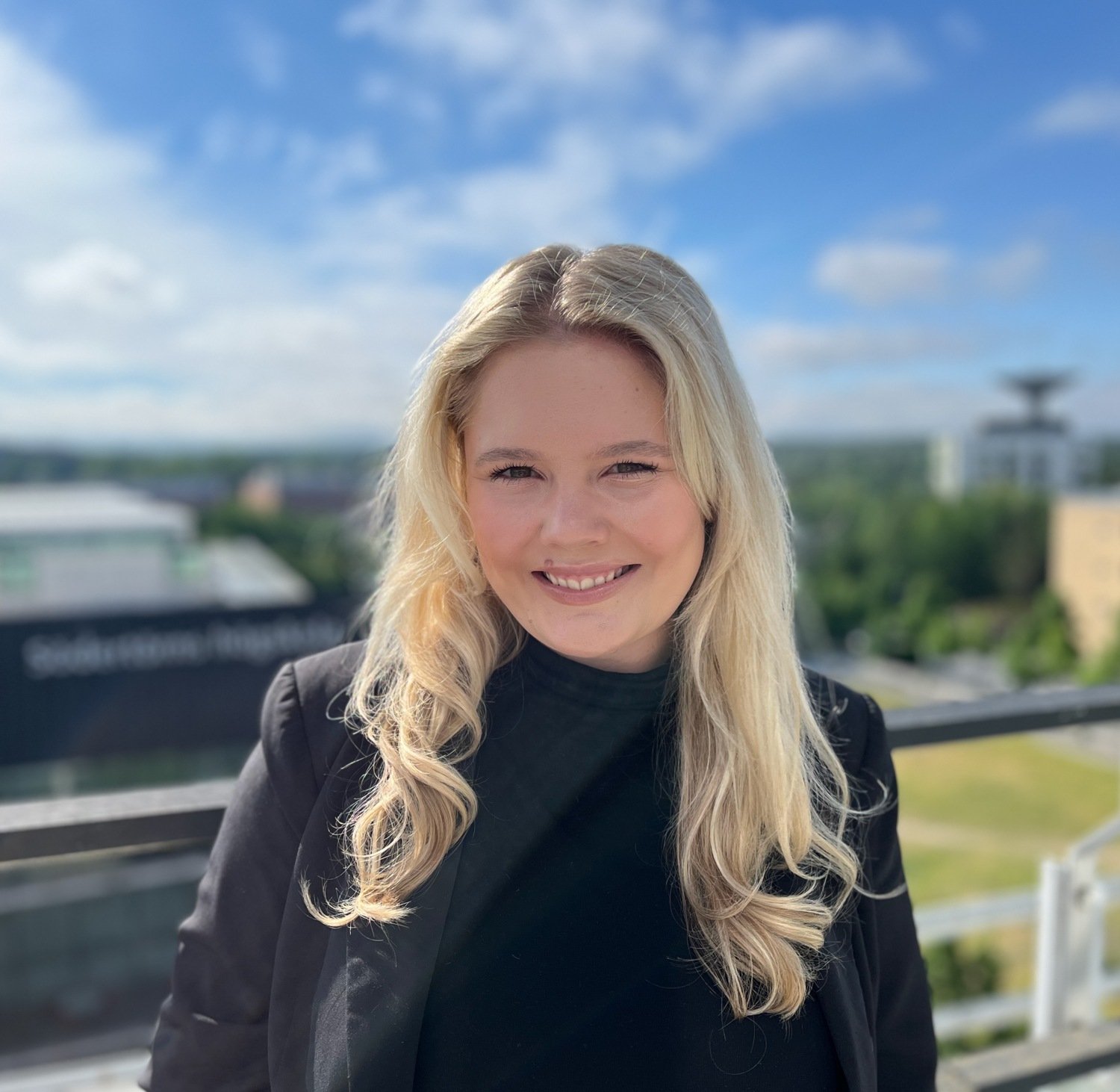 porträttbild på kvinna med långt ljust hår Vilma Hargéus