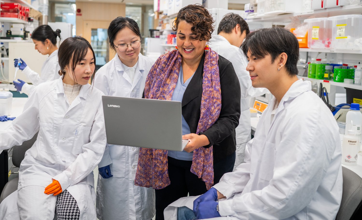 Rockklädda personer i labbmiljö.