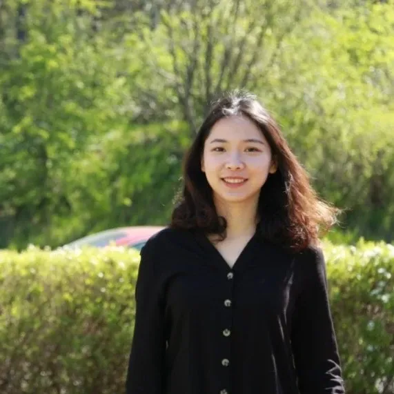 Porträtt av Ying Xiong ute i naturen