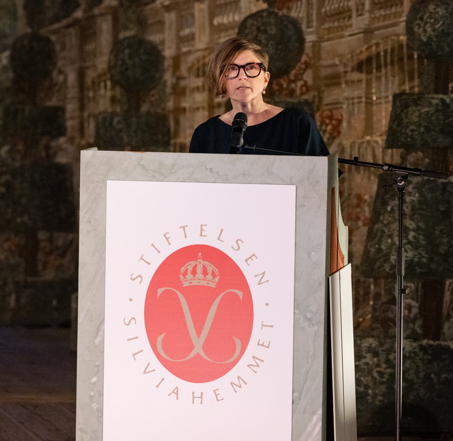 Kvinna vid ett podium