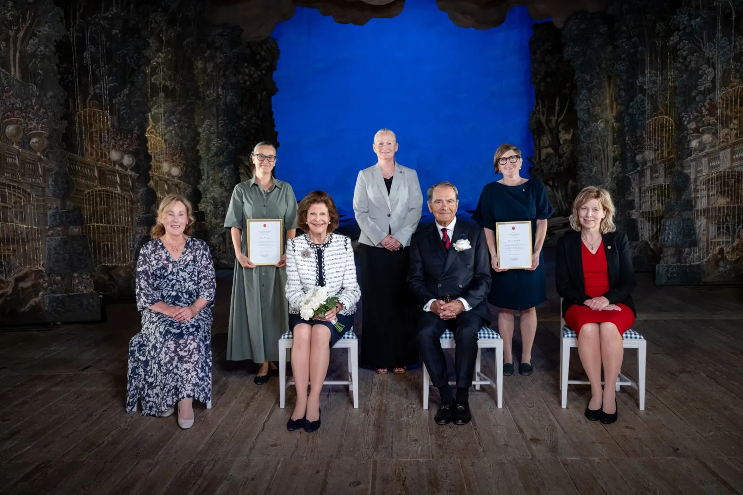 Representater av KI och Silviahemmet med diplomerade deltagare