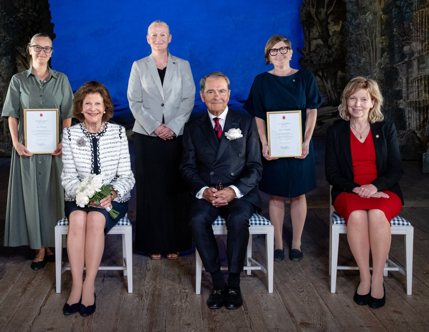 Representater av KI och Silviahemmet med diplomerade deltagare