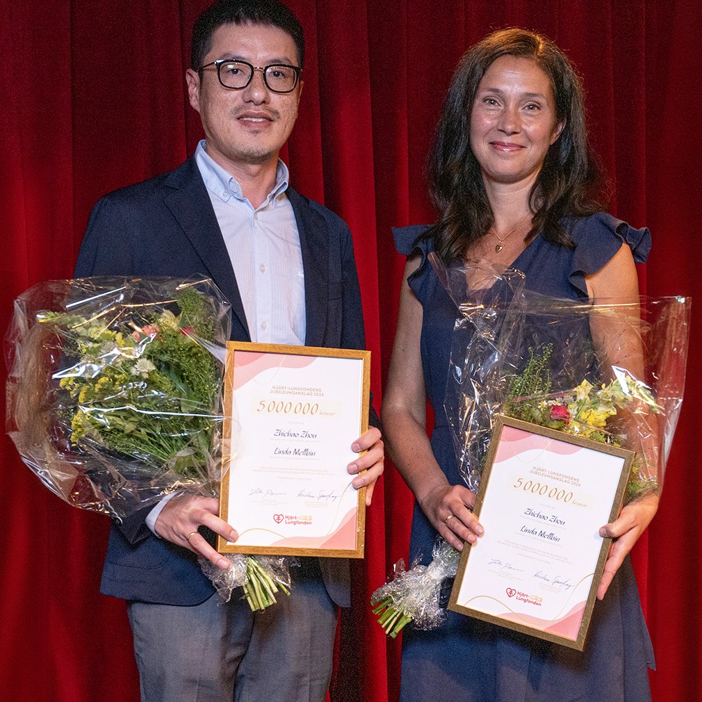 Zhichao Zhou och Linda Mellbin tar emot årets Jubileumsanslag.