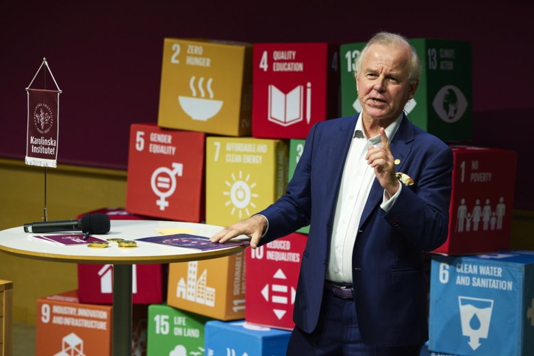 Ole Petter Ottersen talar och höjer ett finger. I bakgrunden syns FN:s globala mål.