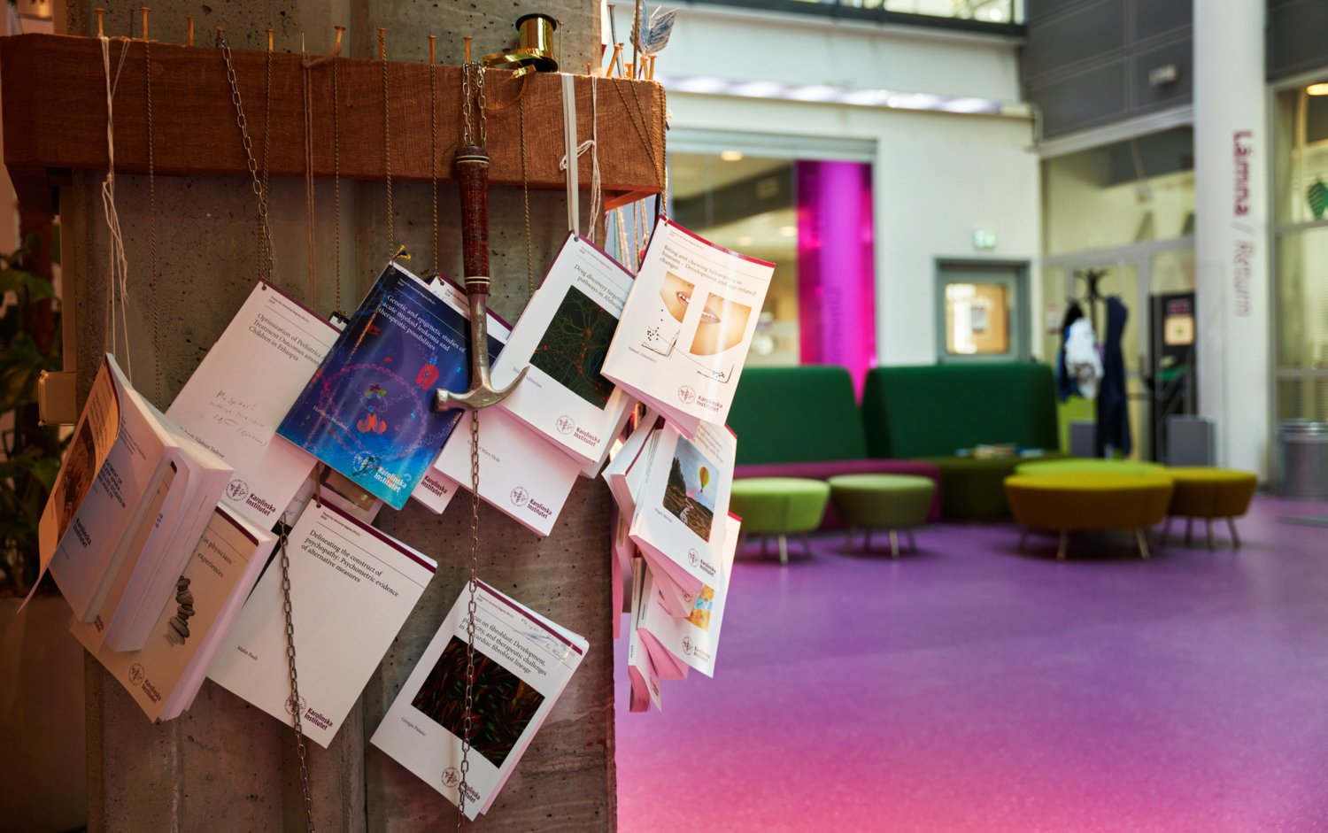 Bilder på doktorsavhandlingar, uppspikade på campus.