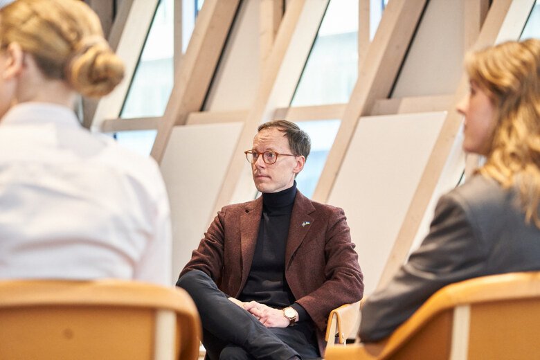 Utbildningsminister Mats Persson träffar KI-forskare och studenter