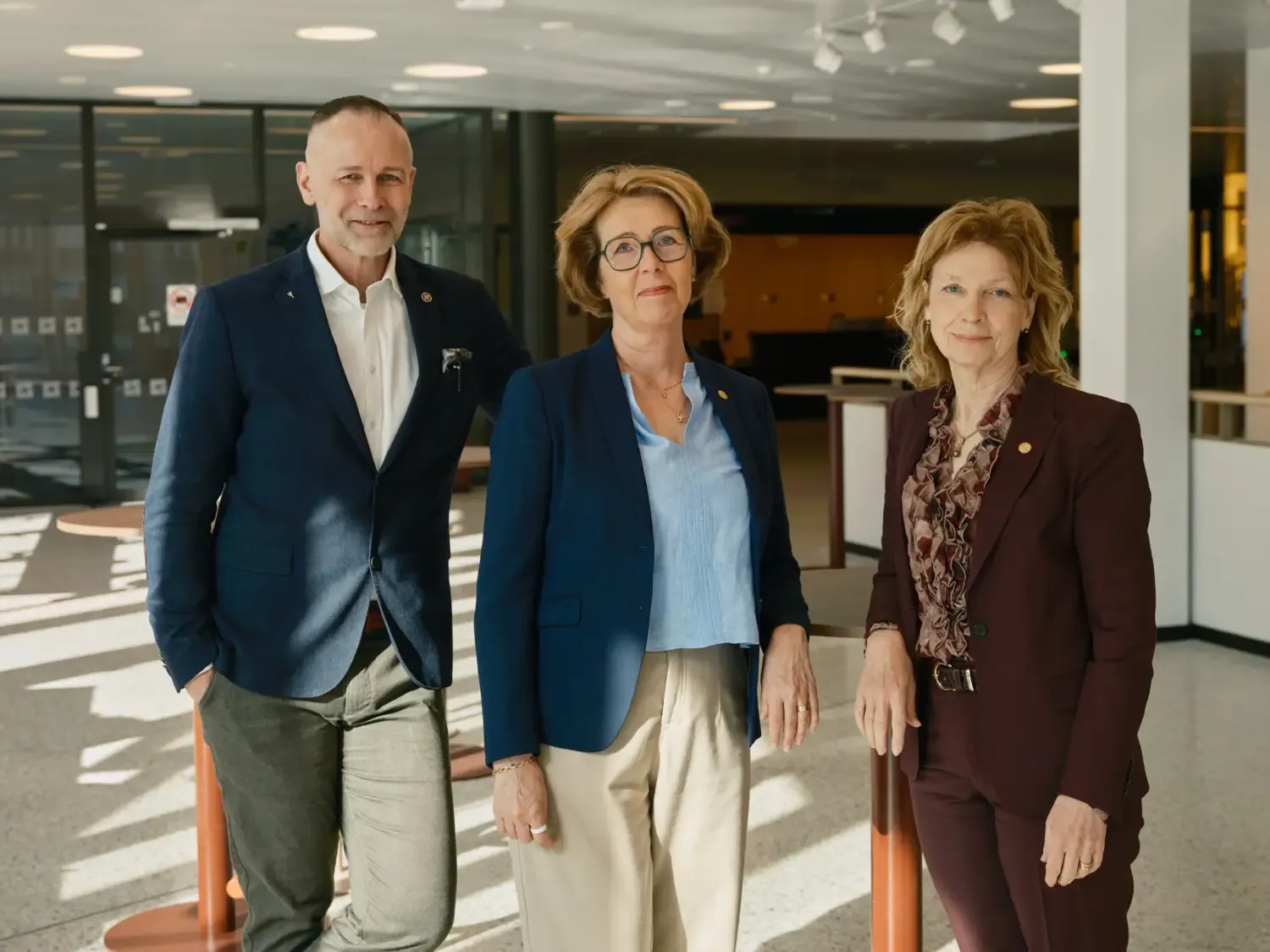 Universitetsledningen (från vänster: prorektor Martin Bergö, universitetsdirektör Veronika Sundström och rektor Annika Östman Wernerson)