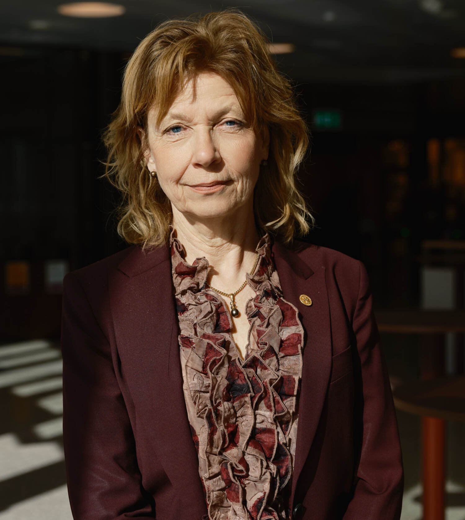 KI:s rektor stående framför byggnad på campus.