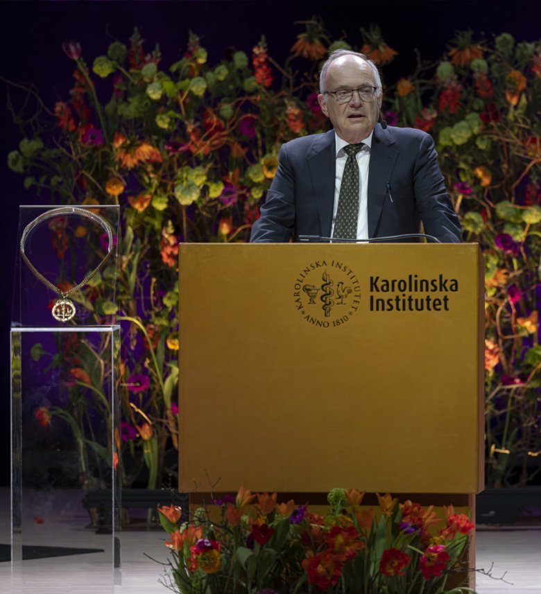 Göran Stiernstedt håller tal vid installationen av Annika Östman Wernerson som ny rektor.