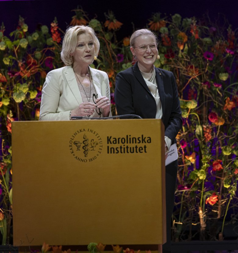 Studentkårsordförande Petra Waters och Lovisa Hagenfeldt håller tal vid installationen av Annika Östman Wernerson som ny rektor.