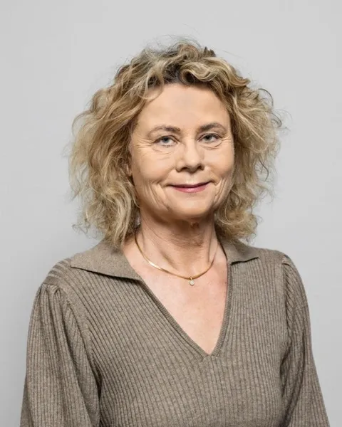 Porträttfoto av Agneta Holmäng, Ordförande för Svenska Sällskapet för Medicinsk Forskning.