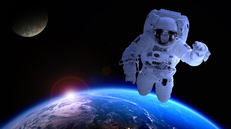 Genrebild av en astronaut i rymden.