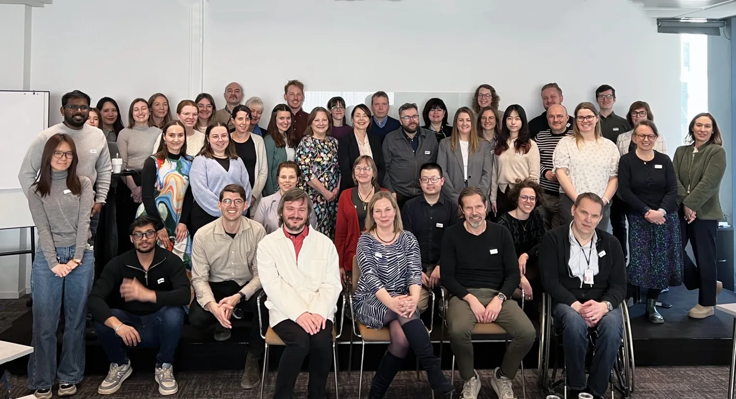 Cirka 40 människor står uppställda för foto.