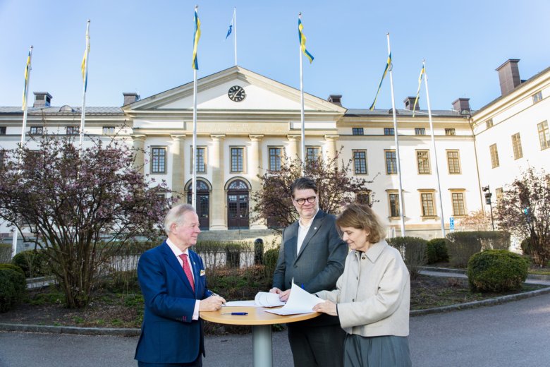 Rektor Ole Petter Ottersen tillsammans med Björn Zoëga, sjukhusdirektör vid Karolinska Universitetssjukhuset och Clara Hellner, forskningsdirektör inom Region Stockholm.
