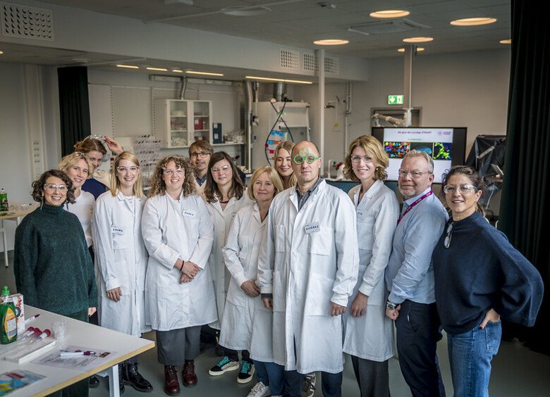 A group of researchers and phd students and staff from Berättarministeriet in the lab at Karolinska Institutet.