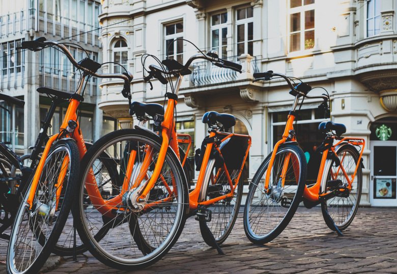 Flera cyklar parkerade i en stadsmiljö