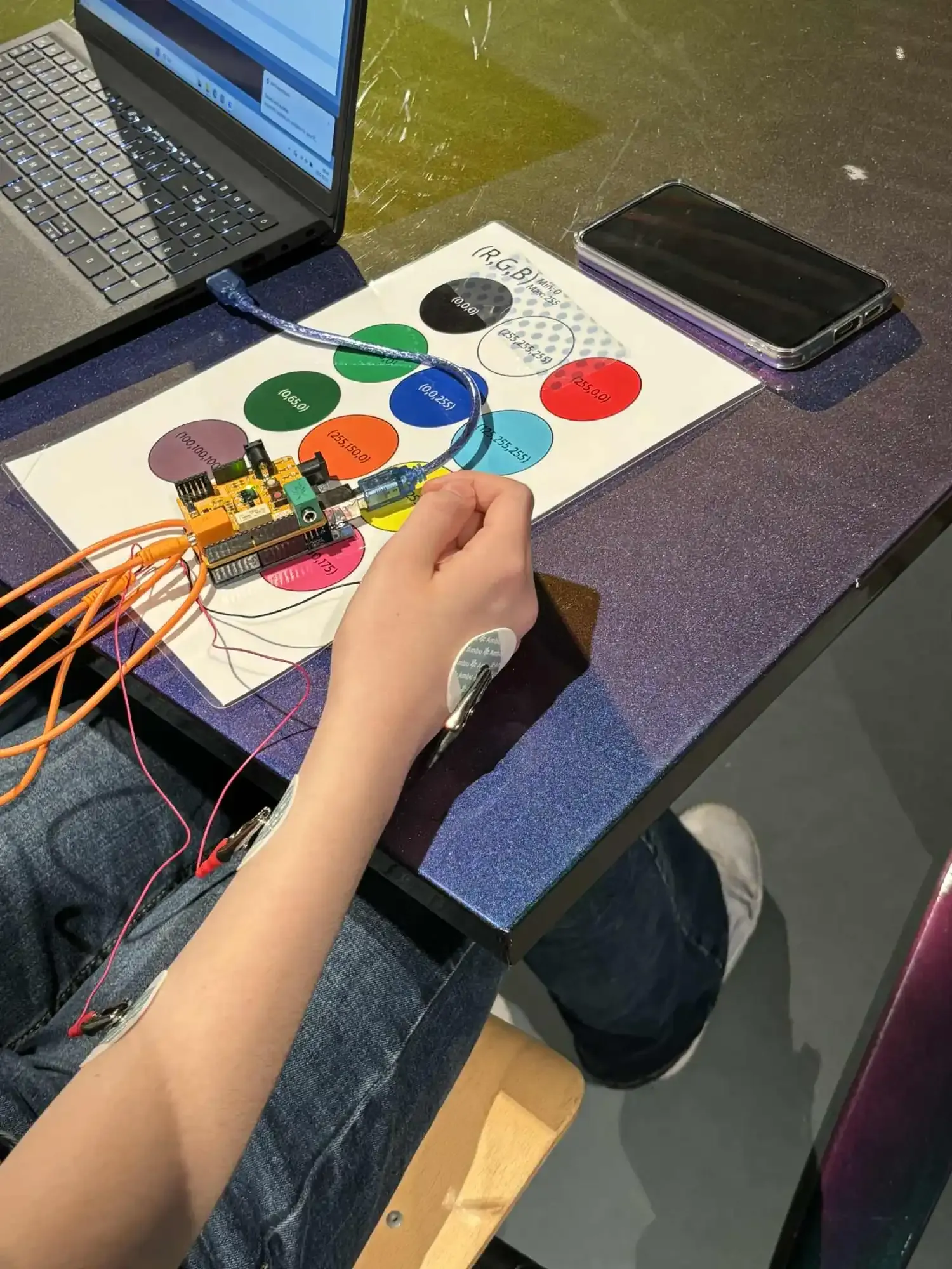 Elektroder fästa på en elevs arm