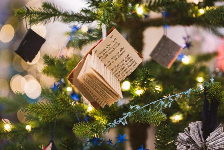 Foto av julgran med böcker som dekoration.