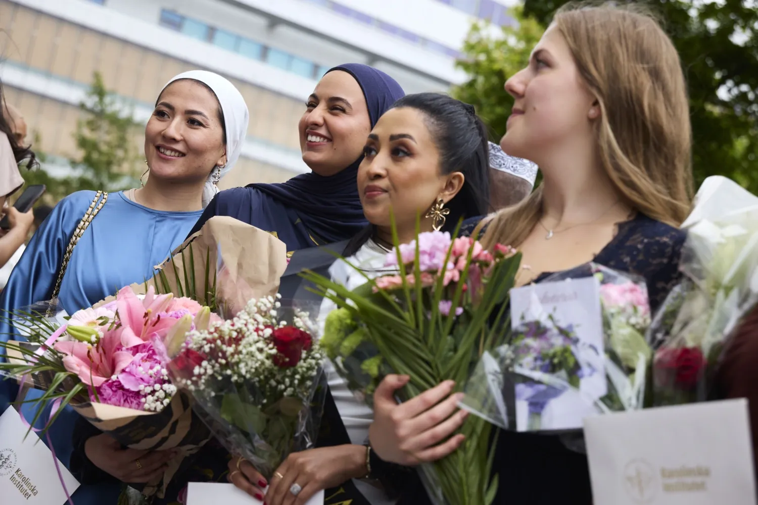 Sima Mohseni i blå klänning tillsammans med klasskompisar