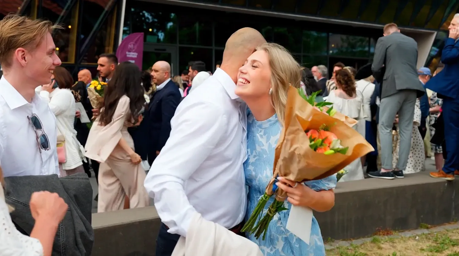 Filippa Frid kramar om en anhörig utanför Aula Medica efetr examen.