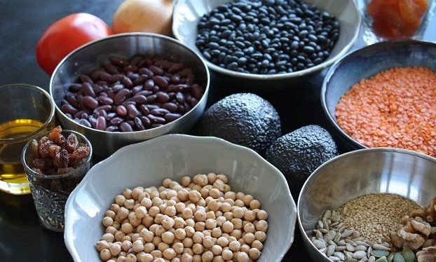 skålar med olika grönsaker och fröer