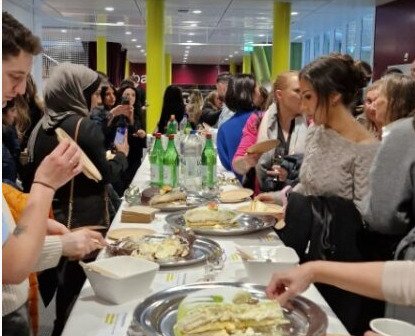 Sjuksköterskestudenter minglar kring långborden utanför H1 i ANA23