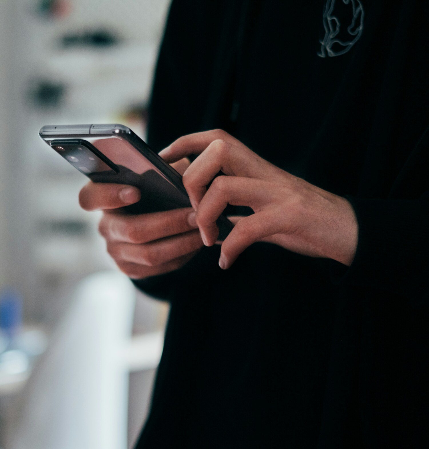 person som håller en svart android smartphone