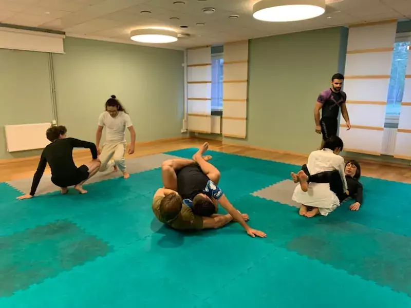 Studenter blir instruerade i Brasiliansk Jiu-Jitsu under årets idrottsdag.