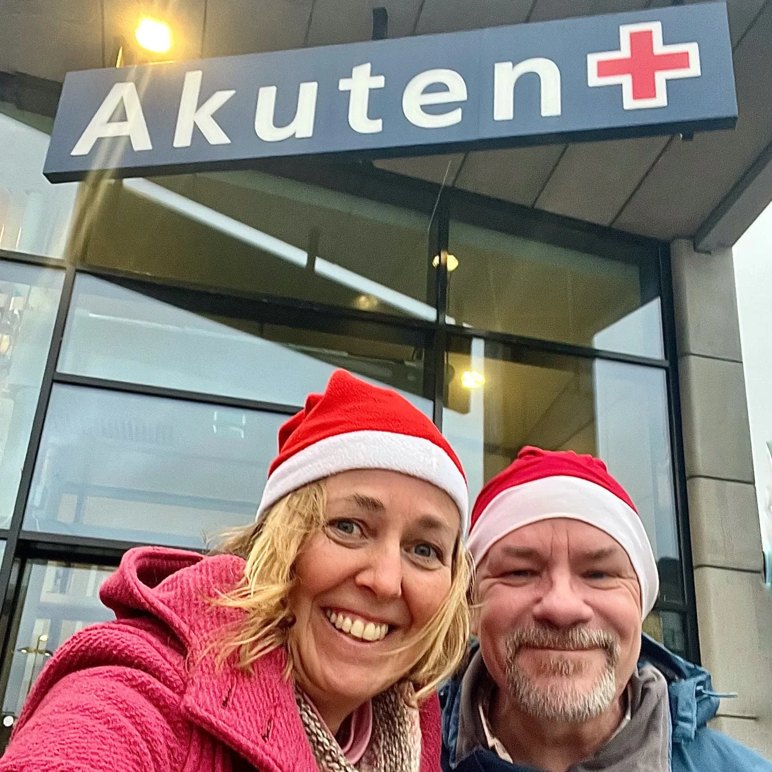 Cecilia Odlind och Andreas Andersson på akuten i tomtemössor