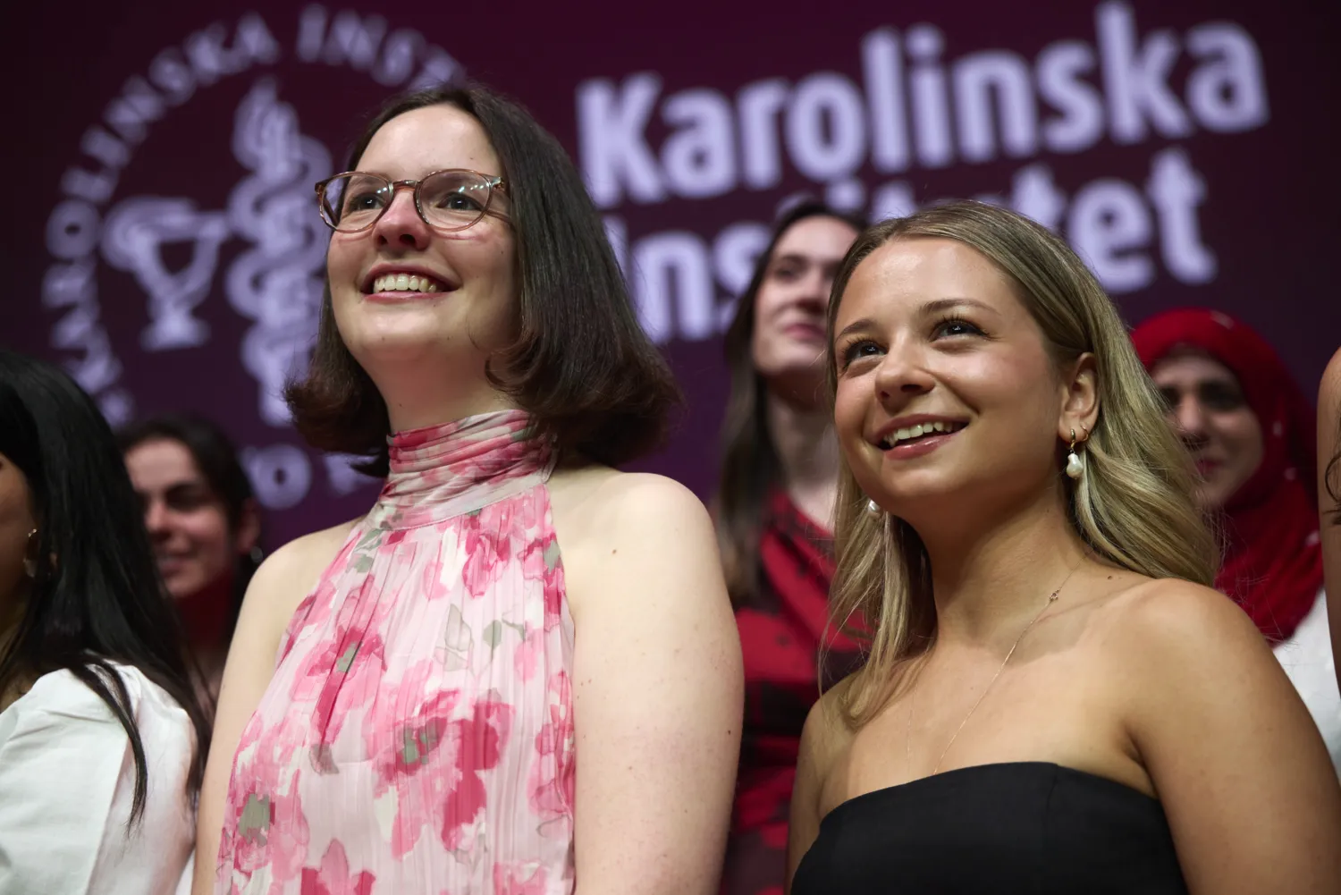 Alina Veronica Draken och Rebecca Fitton, i väntan på att gå upp på scenen i Erling Persson-salen.