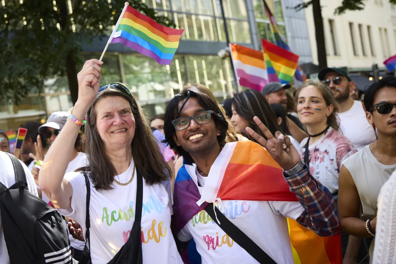 Ewa Ehrenborg, vicerektor för utbildning tillsammans med Manojj Dhinakaran, vide ordförande för Medicinska Föreningen syns tillsammans i vita t-tröjor med texten academic pride på. Ewa håller regnbågsflagga och Manojj gör peace-tecken med fingrarna.
