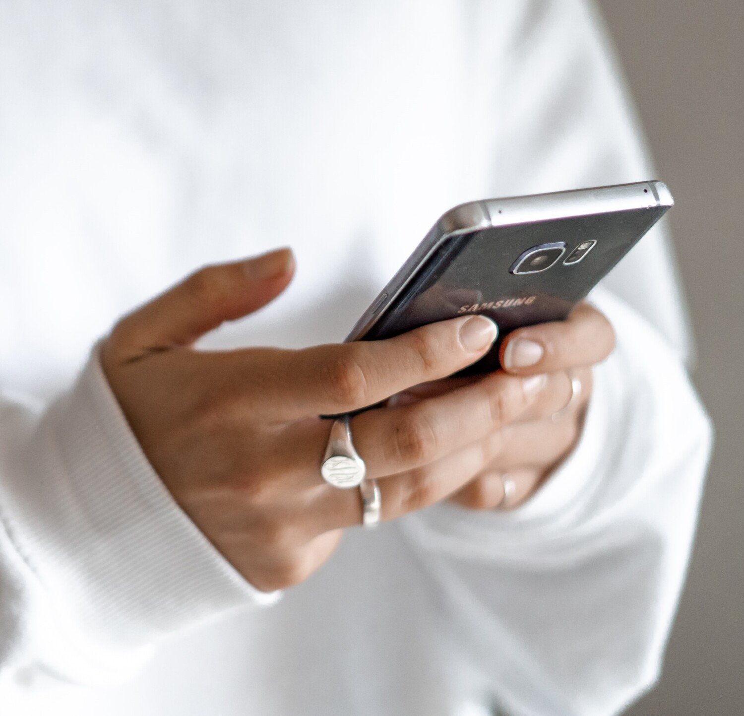 Person som håller en telefon