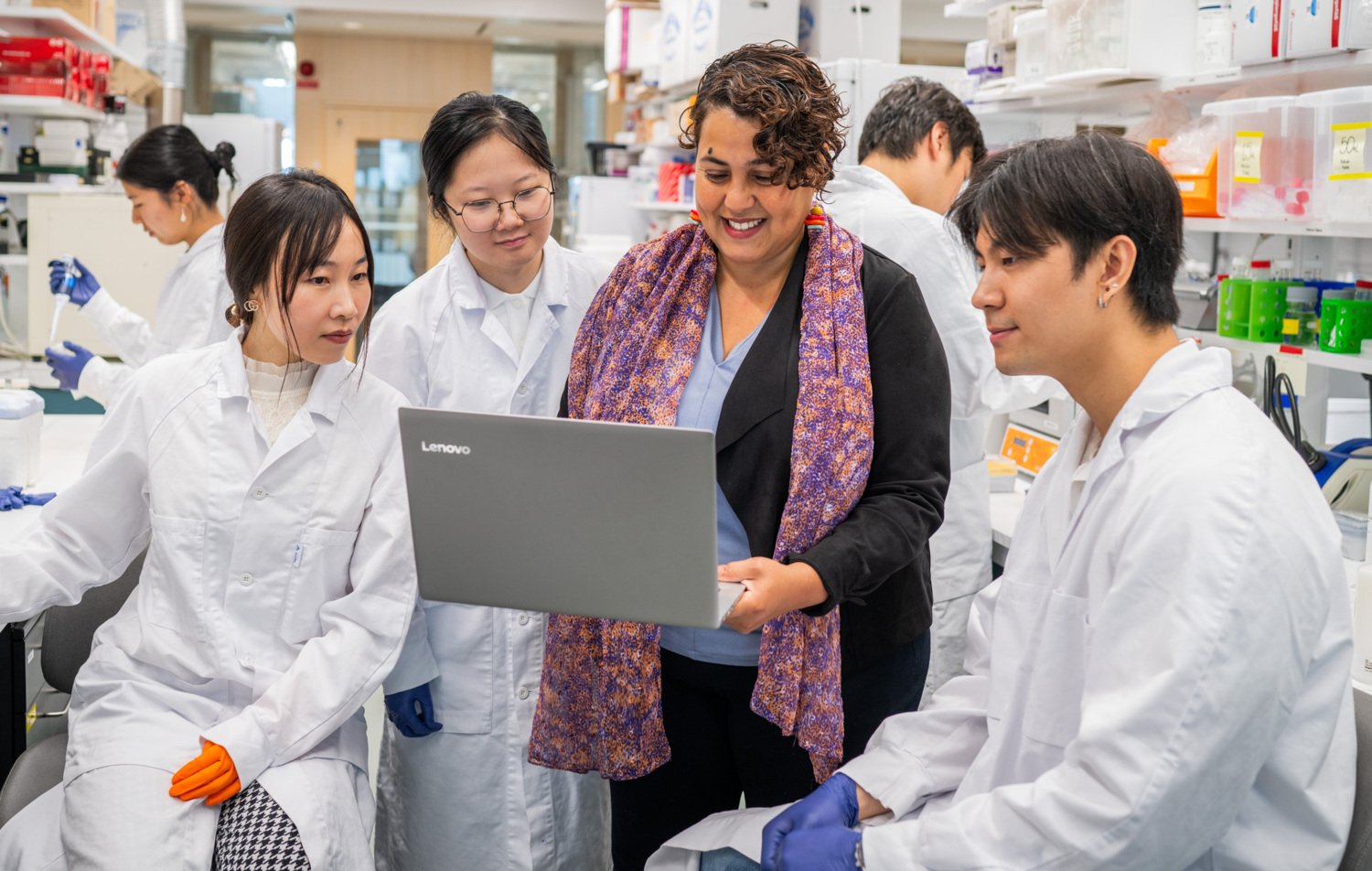 Forskarteamet bakom studien (fr v) Xiaona Feng, Kaiwen Xhan, Saida Hadjab och Prach Techameena vid Hadjab Lab.