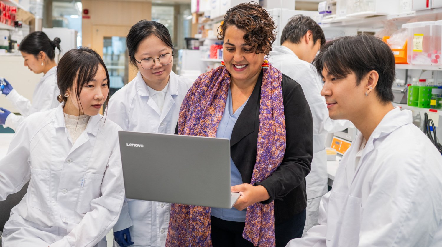 Forskarteamet bakom studien (fr v) Xiaona Feng, Kaiwen Xhan, Saida Hadjab och Prach Techameena vid Hadjab Lab.