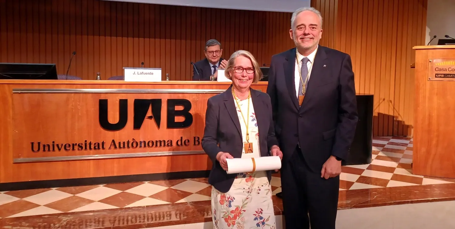 Ingrid Lundberg och rektor Javier Lafuente vid podiet efter att hederstiteln har delats ut.