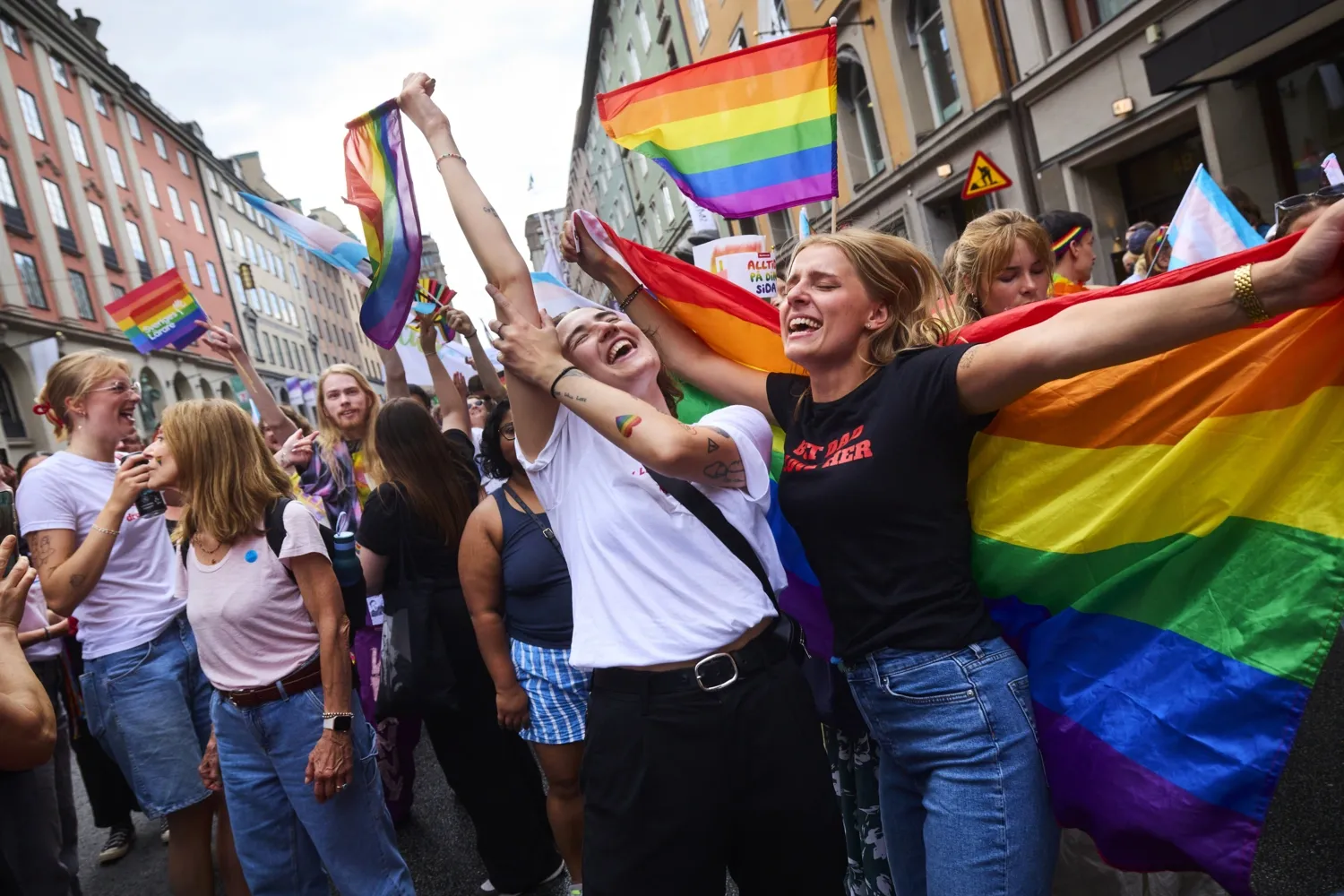 Rebecca Angelif och Lisa Risberg dansar under prideparaden.