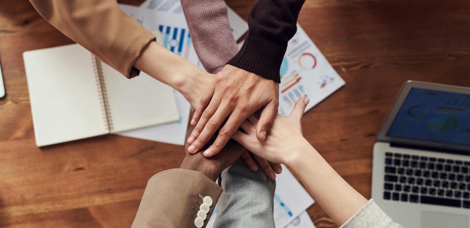 flera händer på varandra