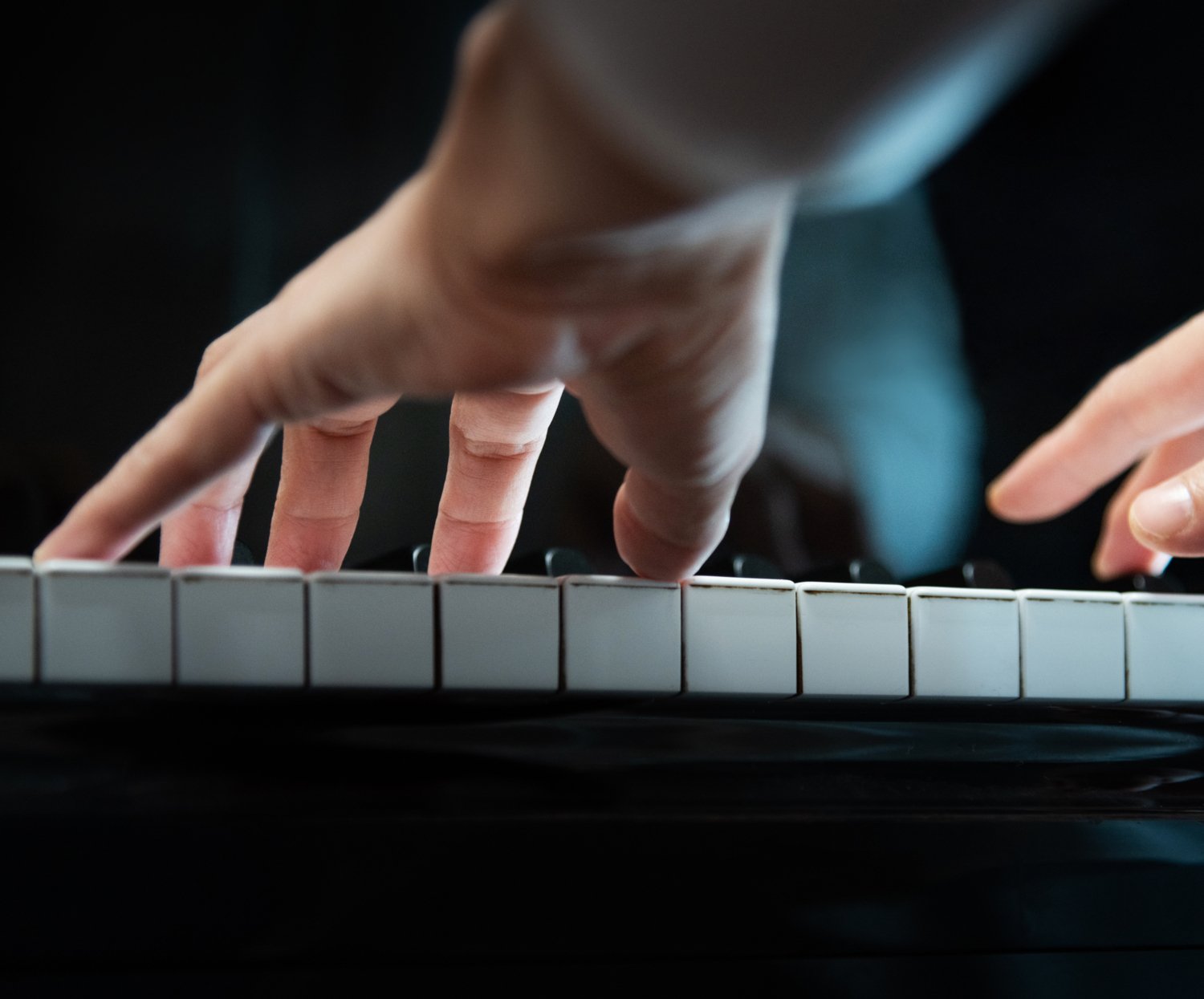 Händer som spelar piano.