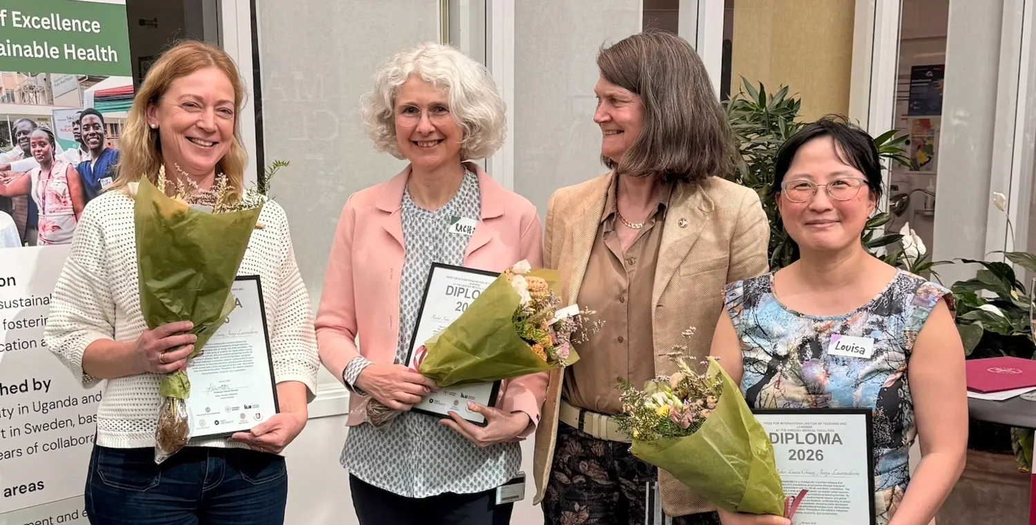 Pristagarna Rachel Fisher, Louisa Cheung och Jurga Laurencikiene tar emot priset av Ewa Ehrenborg