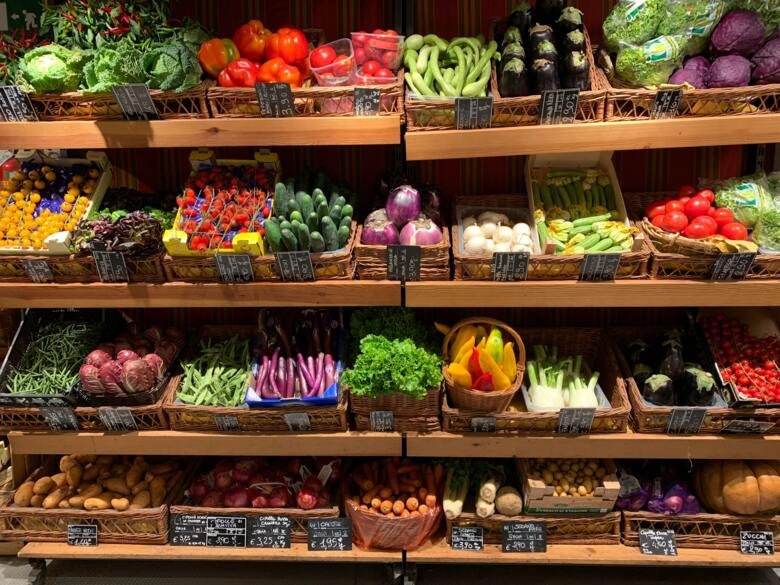 Matmarknad med grönsaker i olika färger