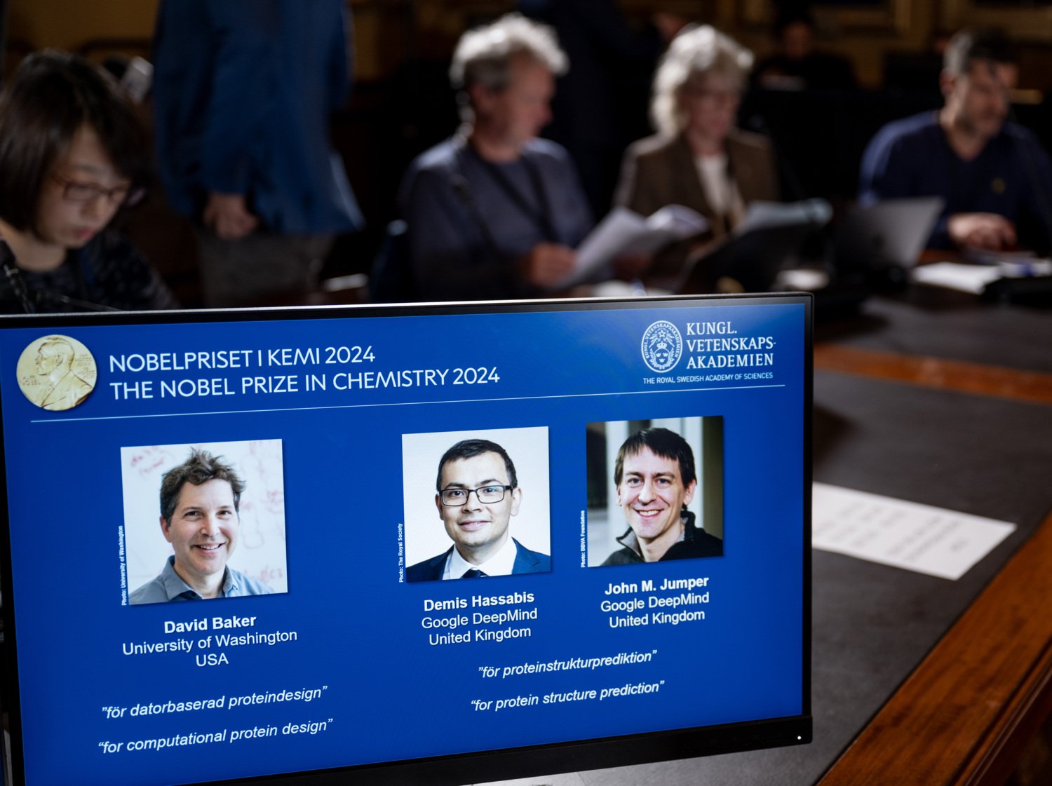 Nobelpristagarna i kemi 2024 tillkännages: David Baker (Univeristy of Washington, USA), Demis Hassabis (Google DeepMind, Storbritannien) och John M Jumper (Google DeepMind, Storbritannien).