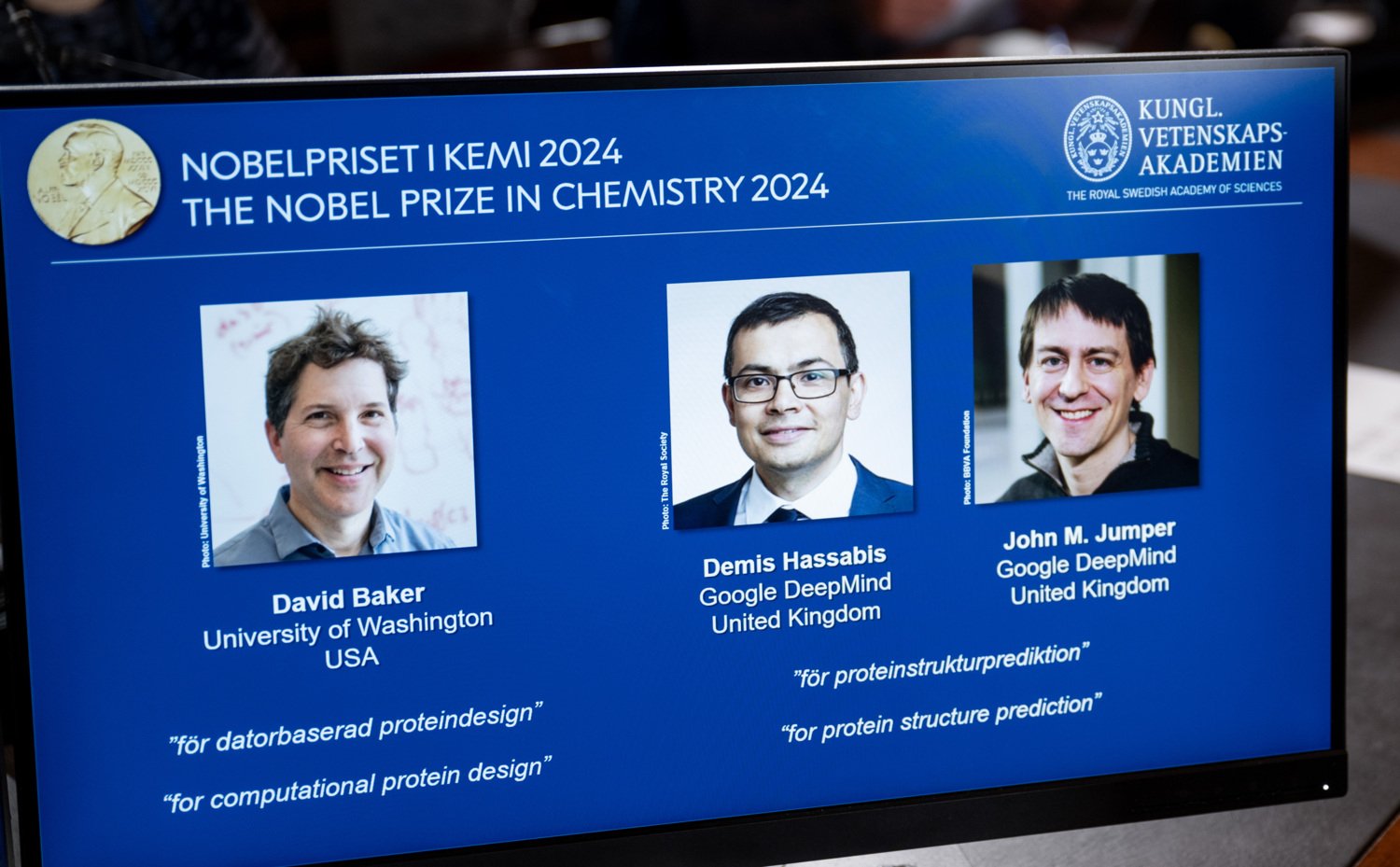 Nobelpristagarna i kemi 2024 tillkännages: David Baker (Univeristy of Washington, USA), Demis Hassabis (Google DeepMind, Storbritannien) och John M Jumper (Google DeepMind, Storbritannien).