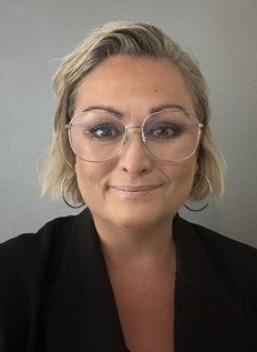 kvinna med glasögon