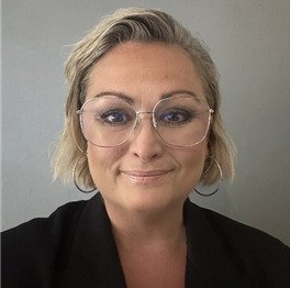 kvinna med glasögon