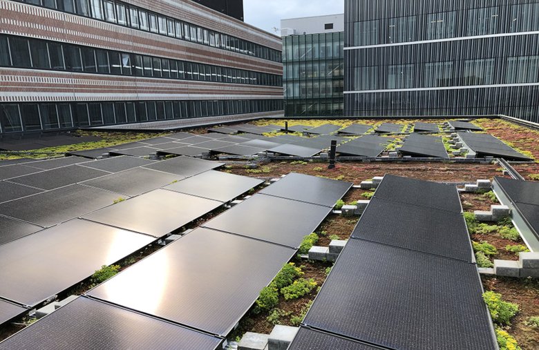 Solceller på ett tak.