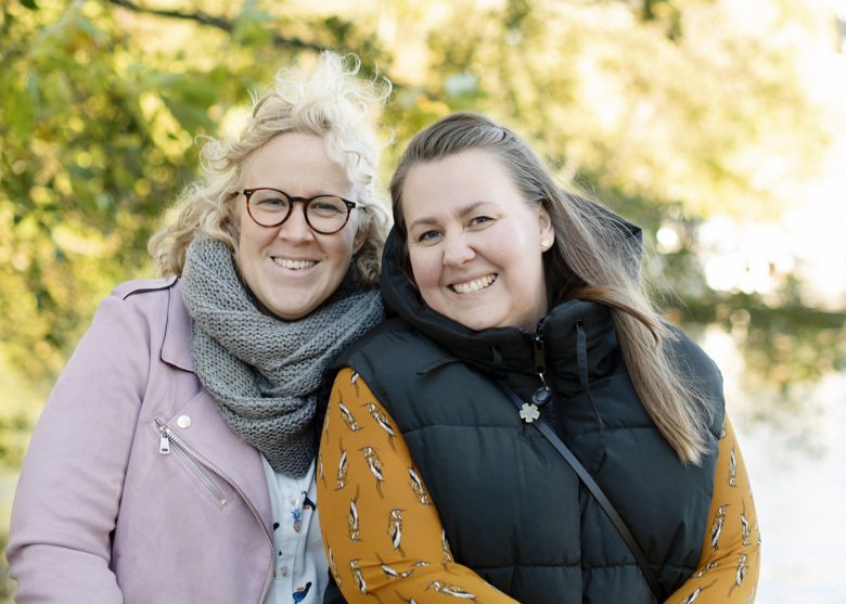 Porträttbild av årets arbetsterapeutstudenter 2021: Stina Nordinge och Caroline Lager, KI.