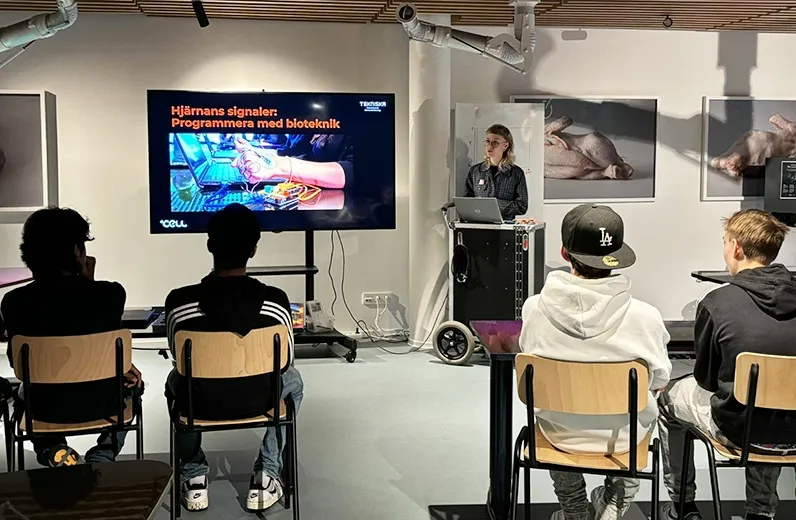 Lisa Wilén demonstrerar ett experiment och visar film för eleverna.