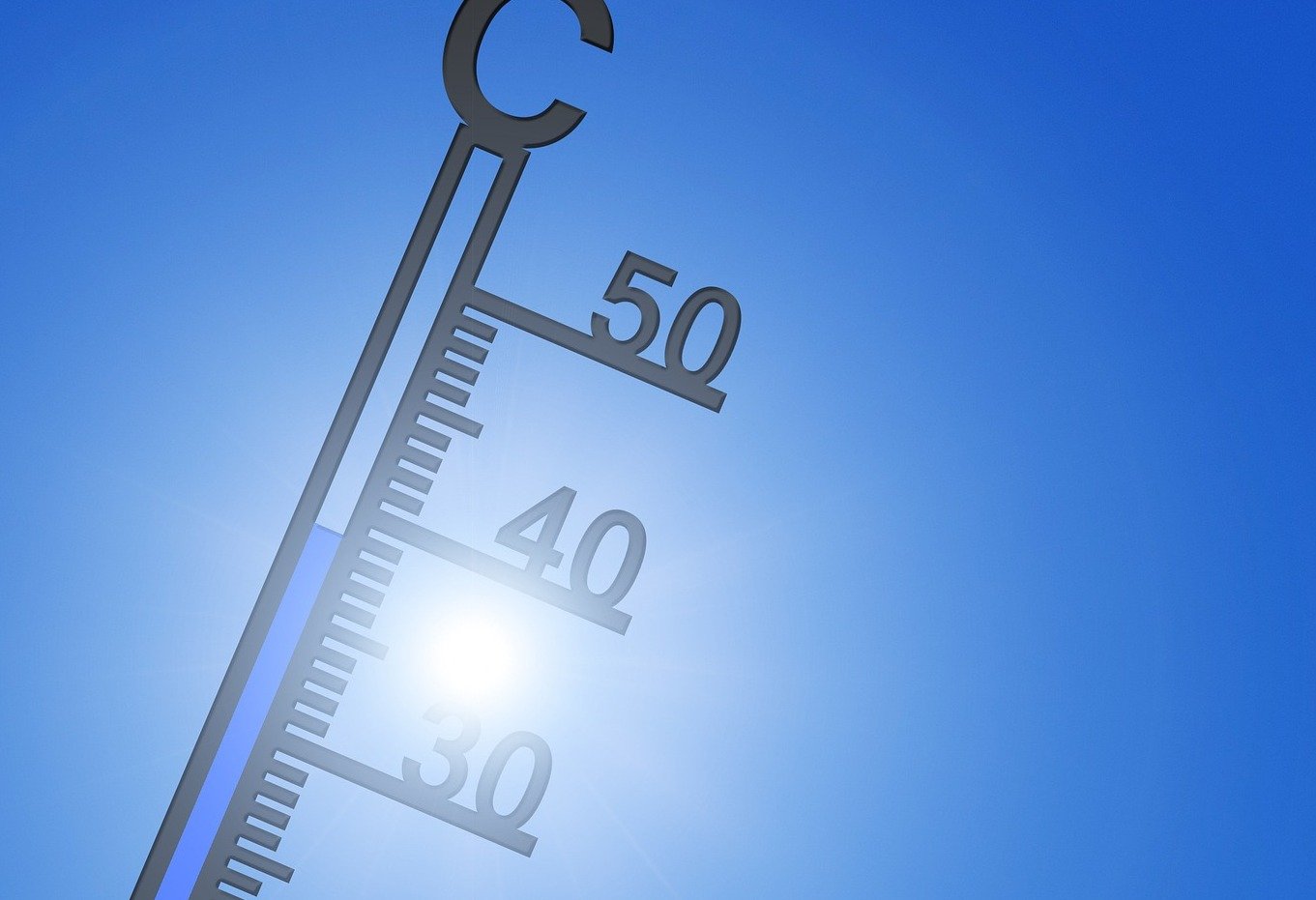 Termometer som visar hög temperatur i solen.