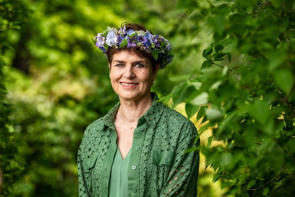 Porträtt på Ullakarin Nyberg med blomkrans.