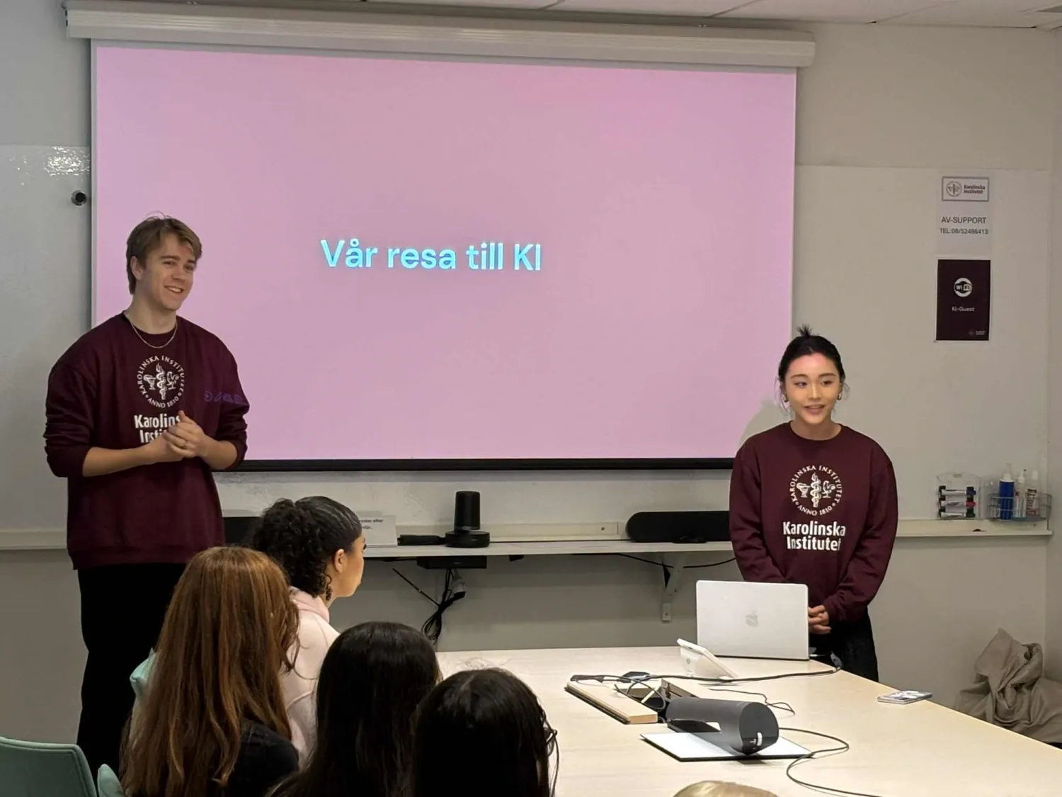 Studentambassadörerna Ymir och Olivia pratar med eleverna i årskurs 8